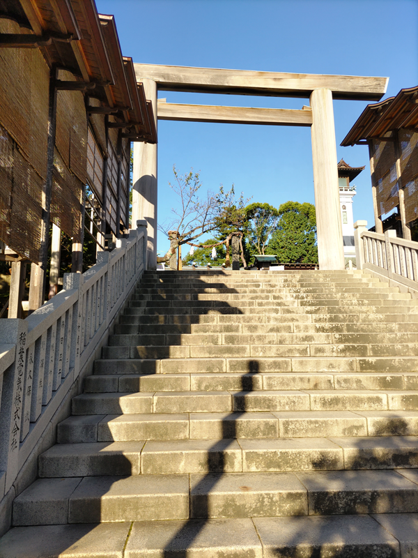 magritte_OT's tweet photo. 今朝のジョギング・ウォーキング：桜木町駅 → 汽車道→赤レンガ倉庫→山下公園→港の見える丘公園→元町・中華街→ 桜木町駅→ 戸部杉山神社 → 水天宮平沼神社 → 伊勢山皇大神宮 →桜木町駅。
6時過ぎの港の見える丘公園からの風景と伊勢山皇大神宮参道。 https://t.co/iw1s9oubqo