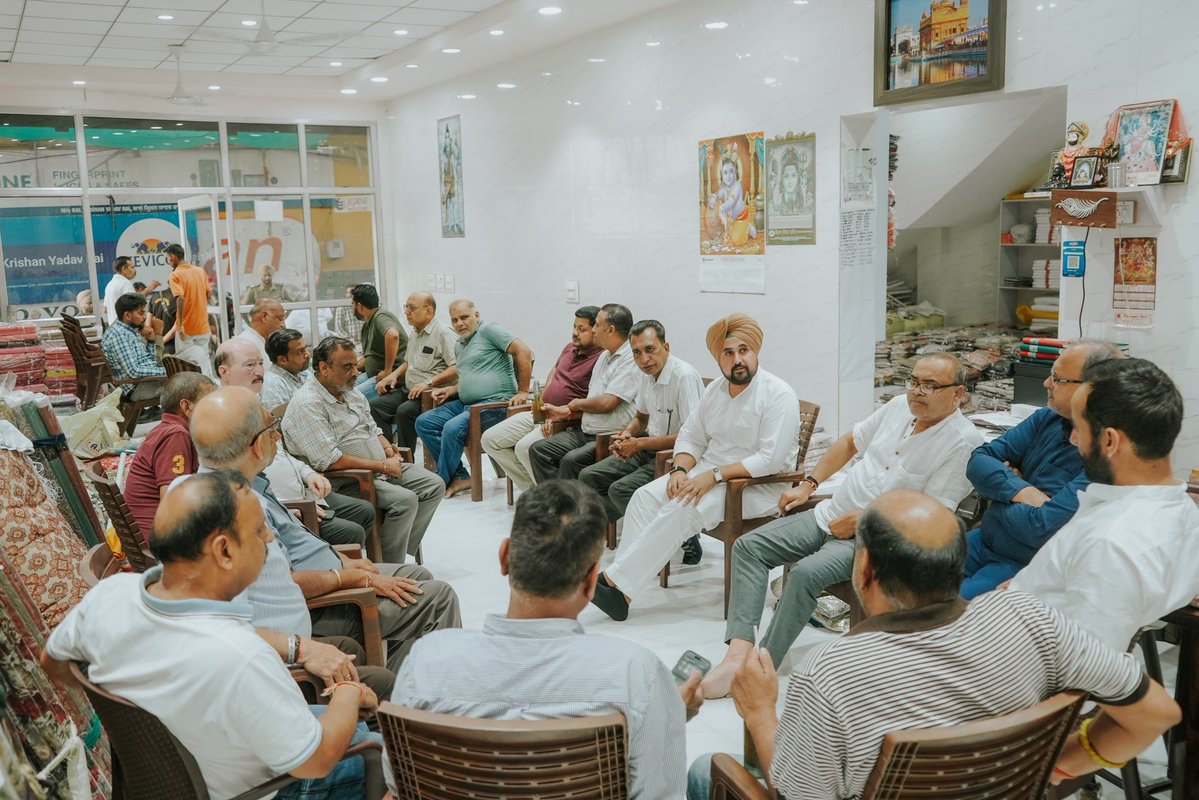 HarinderDhaliwl's tweet photo. ਸੰਸਦ ਮੈਂਬਰ ਗੁਰਮੀਤ ਸਿੰਘ ਮੀਤ ਹੇਅਰ ਜੀ ਨਾਲ ਹਲਕਾ ਬਰਨਾਲਾ ਦੇ ਲੋਕਾਂ ਨਾਲ ਦੁੱਖ-ਸੁੱਖ ਸਾਂਝੇ ਕੀਤੇ ਅਤੇ ਜੋ ਪਰਿਵਾਰਾਂ ਦੇ ਮੈਂਬਰ ਪਿਛਲੀ ਦਿਨੀ ਸਦੀਵੀ ਵਿਛੋੜਾ ਦੇ ਗਏ ਸਨ।ਸਨੇਹੀ ਪਰਿਵਾਰਾਂ ਨੂੰ ਮਿਲਕੇ ਉਨ੍ਹਾਂ ਦੇ ਦੁੱਖ ਵਿੱਚ ਸ਼ਰੀਕ ਹੋਏ।।

@meet_hayer @AAPPunjab 

#BarnalaNews #barnala #punjab #aamadmipartypunjab https://t.co/6UVcpWeVEf