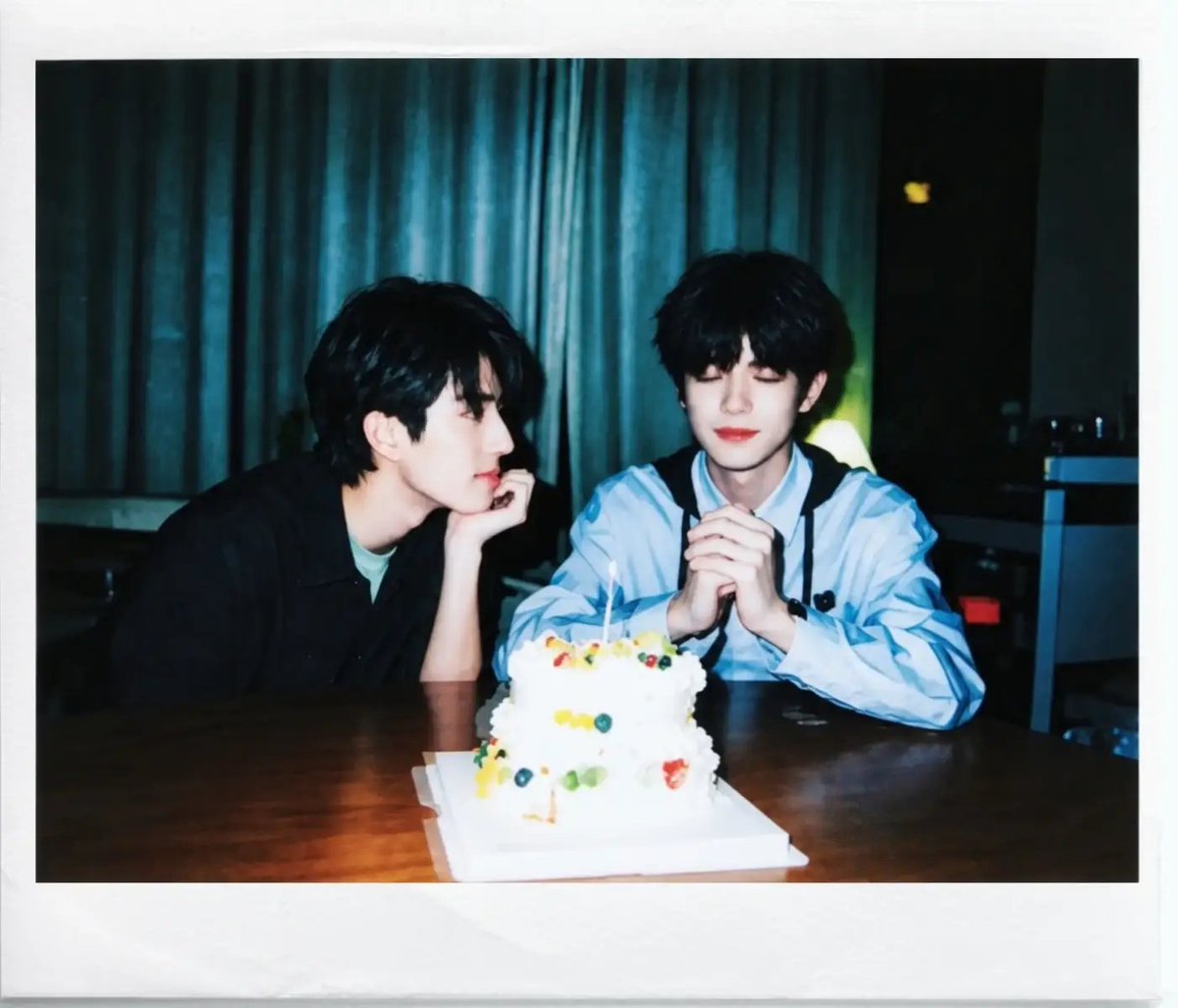 haha199913's tweet photo. 이 사랑에 미췬자 직항은 10시간 경유는 16시간 이라는데  겨우 3시간 정도 같이 있을려고 가는게냐 이 지독한 사람아 사랑도 적당히 하라고 내참나 #aylio https://t.co/0LzdRz0o23