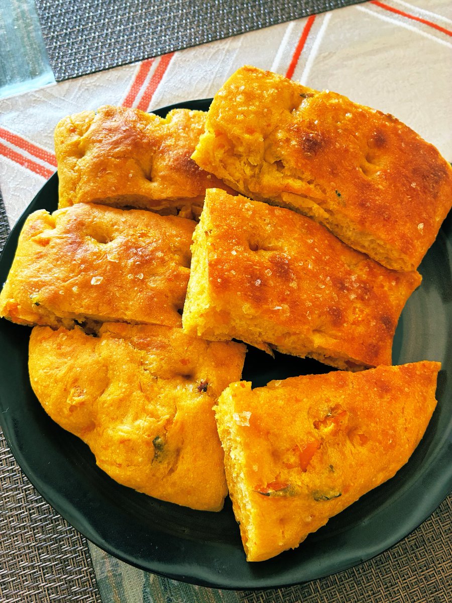 Rimozxcv's tweet photo. おはようございます☀

早起きしたので朝パン作り🥐
かぼちゃホカッチャ🎃焼き上がりました。

いただきます🙏

#朝ごはん　#パン　#かぼちゃ https://t.co/UNPwvAjGJa