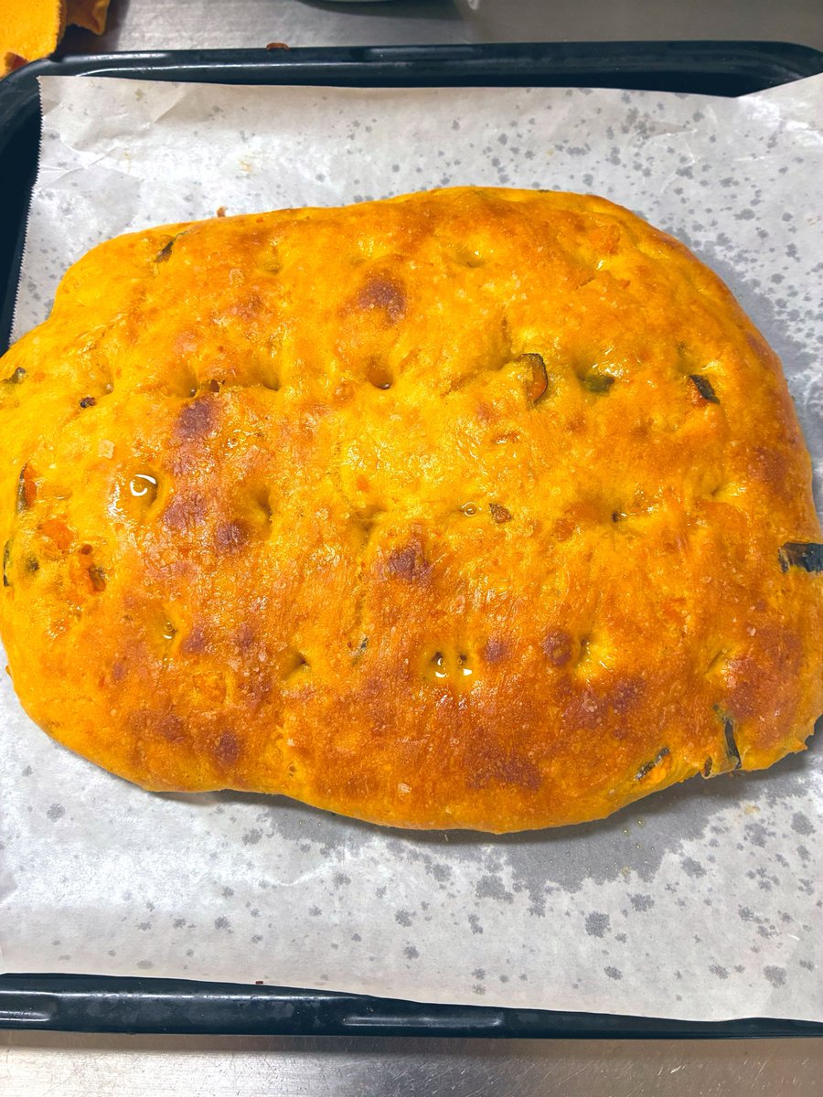 Rimozxcv's tweet photo. おはようございます☀

早起きしたので朝パン作り🥐
かぼちゃホカッチャ🎃焼き上がりました。

いただきます🙏

#朝ごはん　#パン　#かぼちゃ https://t.co/UNPwvAjGJa