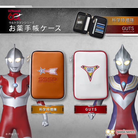 _ladyeve's tweet photo. 「ウルトラマンシリーズ　お薬手帳ケース（全2種）」がプレバンで10月8日13時受注開始！
https://t.co/PZoIA2sY27

🔴『ウルトラマン』科学特捜隊、『ウルトラマンティガ』GUTSがモチーフ
🔴お薬手帳を収納できるポケット、カードポケット、ファスナー付きメッシュポケット、ペンホルダー付き https://t.co/rEc4BFuGcA