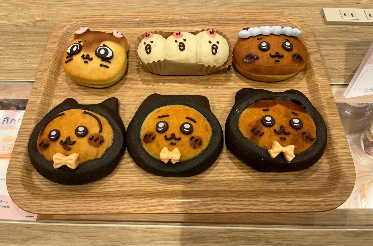 otayuru's tweet photo. 昨日はちいかわベーカリー行ってきたー！
無事にハロウィンパン、セイレーンパン、人魚パンも買えて満足！✨
ハロウィンの箱がめっちゃ可愛いかった♡ https://t.co/onLIoC7GOZ