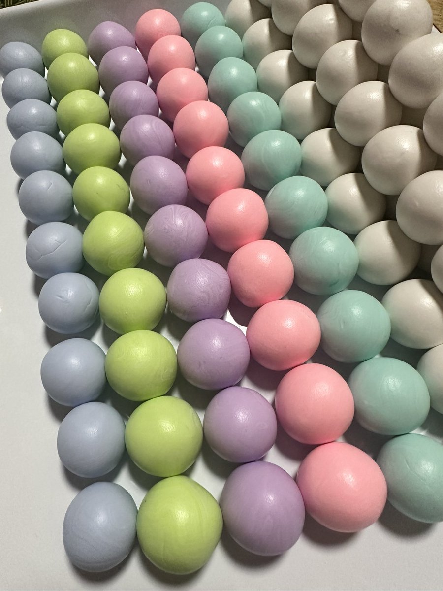 _oxo_n_n's tweet photo. ねんどで団子🍡を大量に作ってます。
粘土がかたいので100個作ると手のひらが炎症起きてめっちゃ腫れる😭😭😭 https://t.co/Msylln2Ody