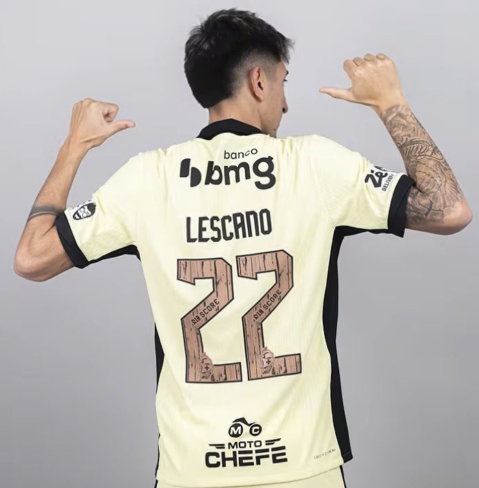 newscolina's tweet photo. Lescano faz o L na comemoração e usa a camisa 22.

😂 https://t.co/ytDrEM5wRh