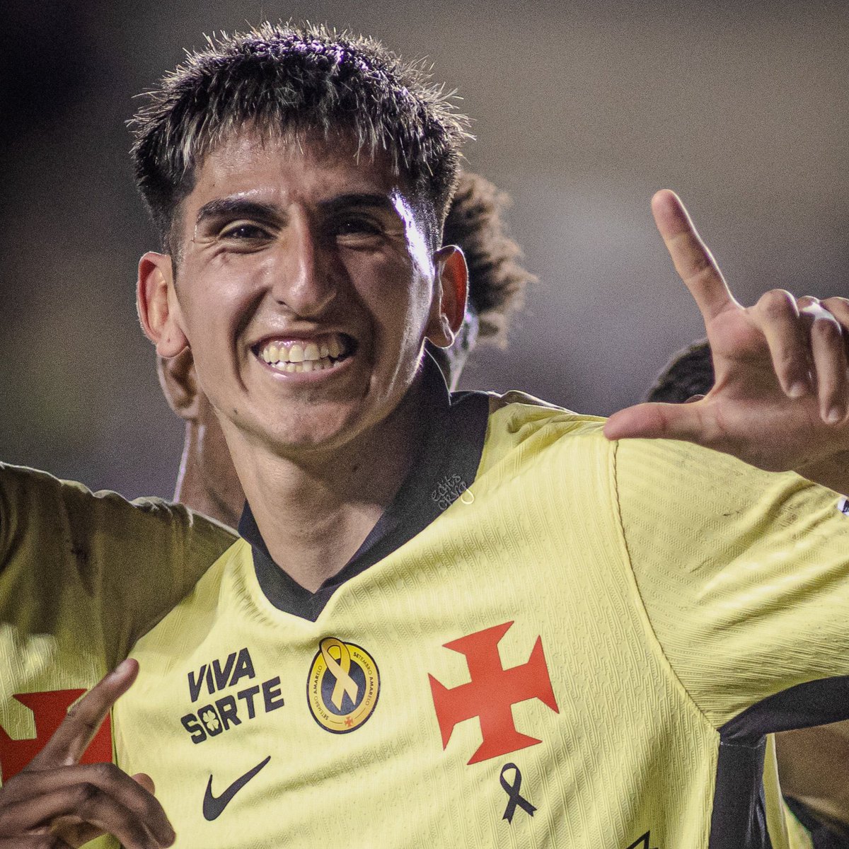 newscolina's tweet photo. Lescano faz o L na comemoração e usa a camisa 22.

😂 https://t.co/ytDrEM5wRh