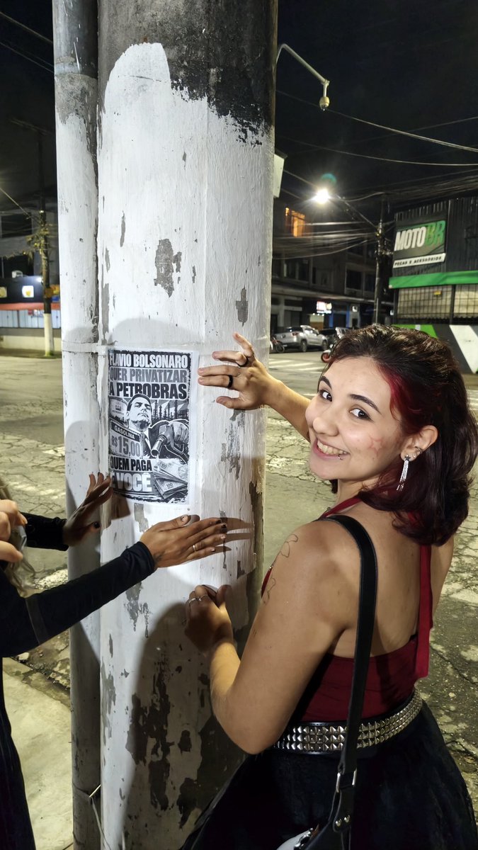 overthinkaholik's tweet photo. *chego na plenária do lula*
*distribuo cartazes icônicos fora bozo*
*apareço no ptdesantos*
*vou embora* https://t.co/uJa2PElyH2