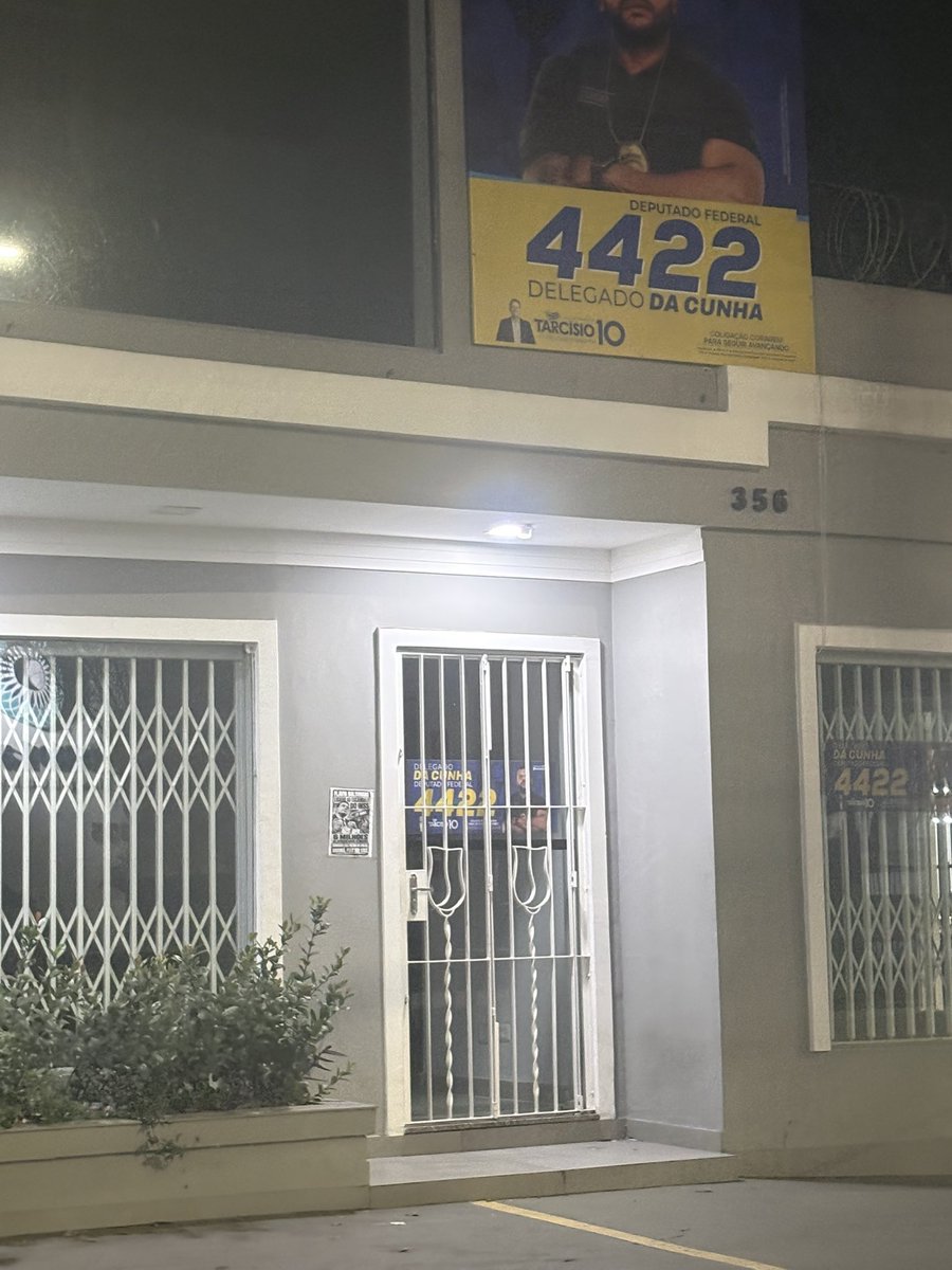 overthinkaholik's tweet photo. *chego na plenária do lula*
*distribuo cartazes icônicos fora bozo*
*apareço no ptdesantos*
*vou embora* https://t.co/uJa2PElyH2