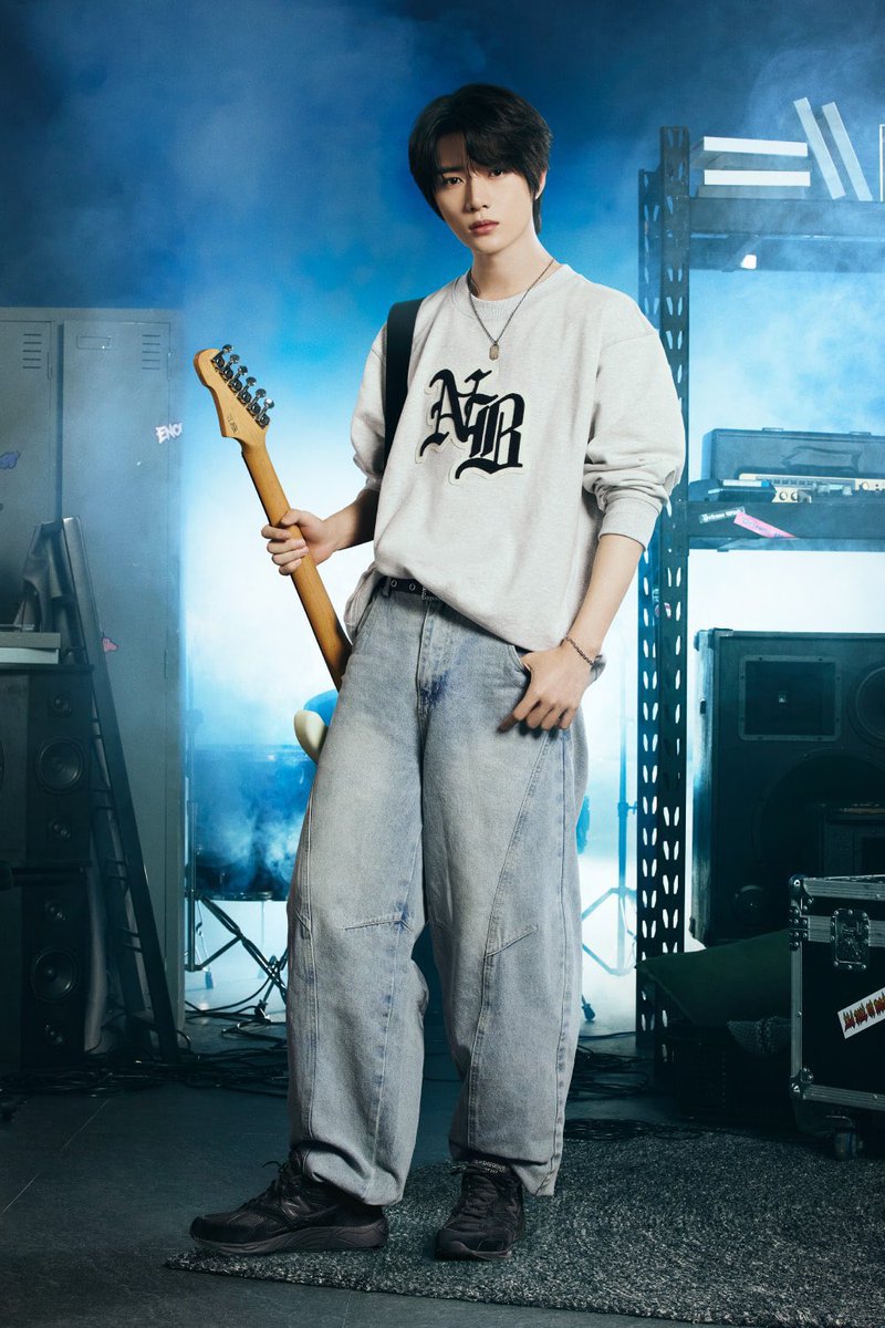 L0VELYBEOMIE's tweet photo. GUITARIST BEOMGYUUUUU 🧸🎸 https://t.co/Jo00hwBSU8