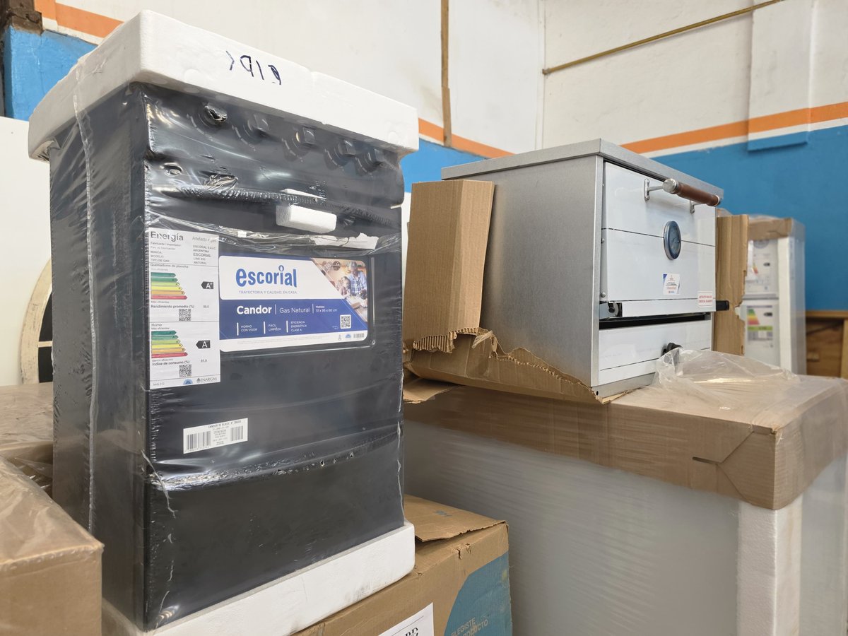 rodrigo_arist's tweet photo. Más equipamiento para nuestras escuelas y jardines.

Hicimos una nueva entrega de equipamiento para 34 instituciones educativas de Coronel Rosales que cuentan con servicio alimentario, con una inversión de $36.112.118, aprobada por la Dirección del Sistema Alimentario Escolar (SAE) del Ministerio de Desarrollo de la Comunidad de la Provincia de Buenos Aires.

Y cuando hablamos de equipamiento, hablamos de cosas concretas que hacen al funcionamiento cotidiano de los comedores: 12 heladeras con freezer, 4 freezers, 14 cocinas de distintos tipos y 4 hornos pizzeros, además de procesadoras, batidoras, licuadoras, mixers, carros de servicio y distintos utensilios.