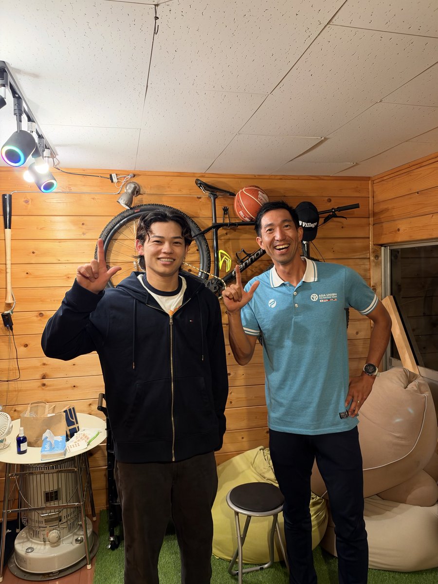 fukumitsu_TCS's tweet photo. お待たせしました。
ゆあファンの皆様へ！

子供の頃から何も変わっていないスマイリーをお届け！

ちょっと前に、マウンテンバイクチームの監督（オリンピアン山本幸平）と、アスリート談義を兼ねて焼肉へ！

CSは獅子狩り頼むで〜！
週末はみんなで、大声援を送ろう！！
#田宮裕涼
@KOHEY55 https://t.co/mMrgqlSKlR