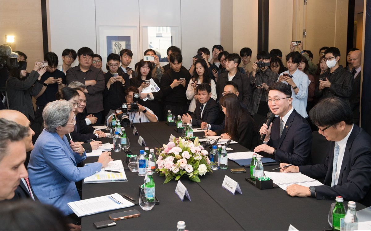 LisaSu's tweet photo. Great visit to Korea meeting with leaders, customers and partners as we grow the open AI ecosystem. Lots of fun spending time with some of our @AMD gaming fans with @jackhuynh. The energy and passion of Korea’s tech community were fantastic! https://t.co/C9CUDqZ7Bw
