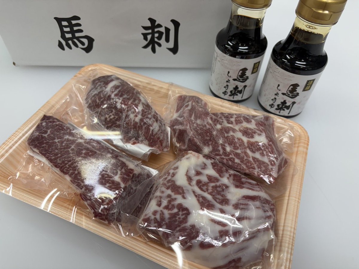 kiyochiku834's tweet photo. 聞いて下さい。「馬刺し激戦区」の熊本で数少ない馬刺し卸屋の清藤畜産です。
熊本で重種をメインに扱う会社は4社です。
清藤畜産は決して大きい会社ではない。
でも『馬刺し卸屋の歴史』は一番と言って良い程長い！これは私達の強味です。
【肥後熊本、伝説の清藤畜産】
私がやれる事はSNSでの拡散のみ。
これだけで十分です。
SNSを始めて5ヶ月。フォロワー様も少しは増え清藤畜産を知って頂けて嬉しいです。
食べて「感動」する清藤馬刺し！
全力で本日も熊本の伝説馬刺しを���ります。
応援よろしくお願いします！
