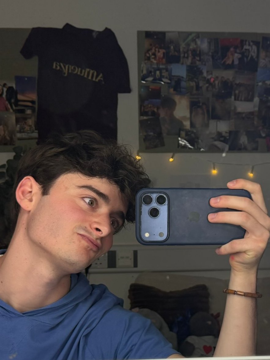 dontworrybyler's tweet photo. dont get me wrong, theres a very real chance that im insane. but i stg that doesn't look like the same photo to me https://t.co/Q2ZivFSQYx