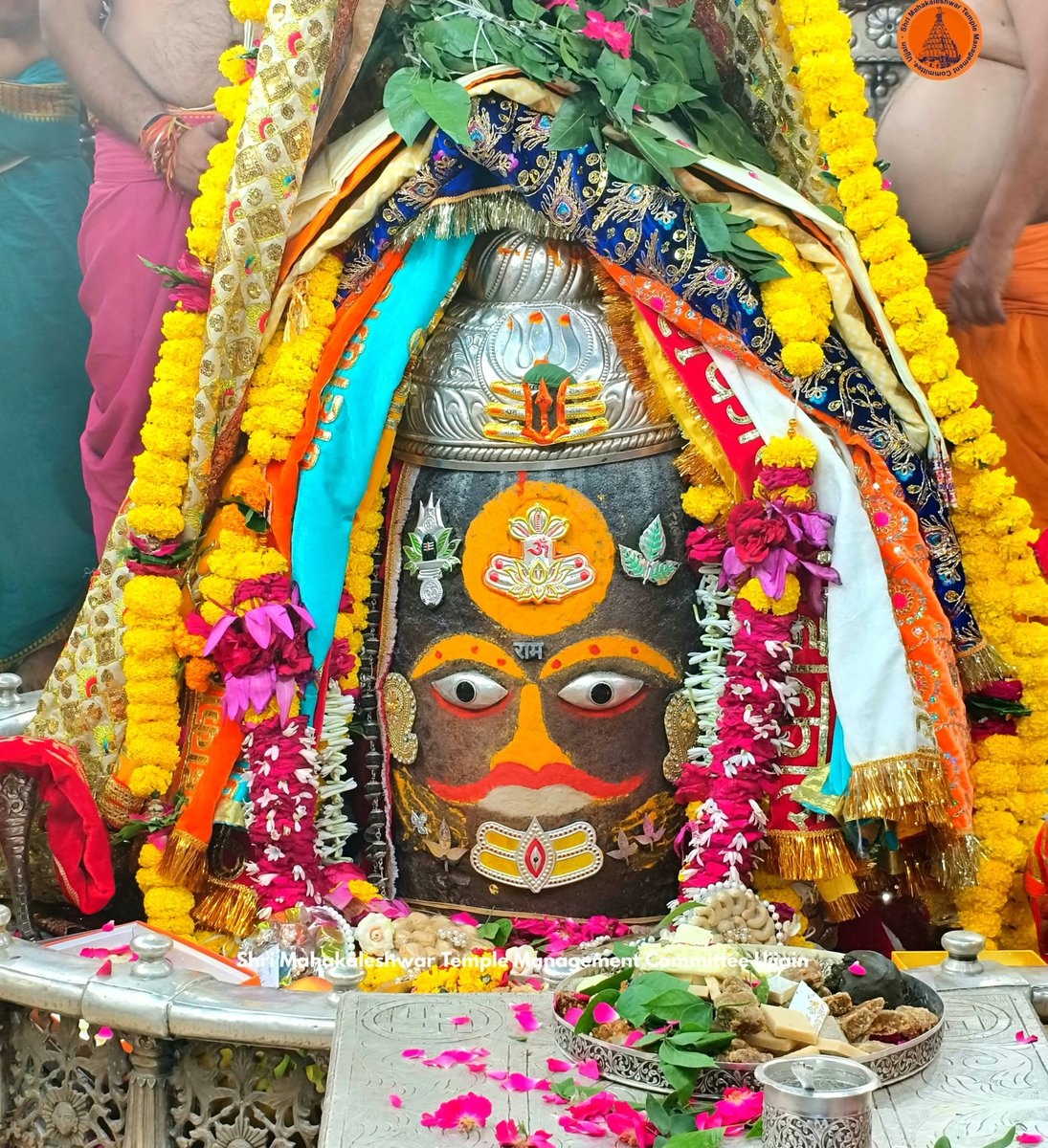 ravisen0734's tweet photo. जय श्री महाकाल
श्री #Mahakaleshwar ज्योतिर्लिंग का आज का भस्म आरती श्रृंगार दर्शन 08/10/2026 (गुरुवार)
.
#Ujjain |  #mahakal | #महाकालेश्वर https://t.co/efR2vkUHH7