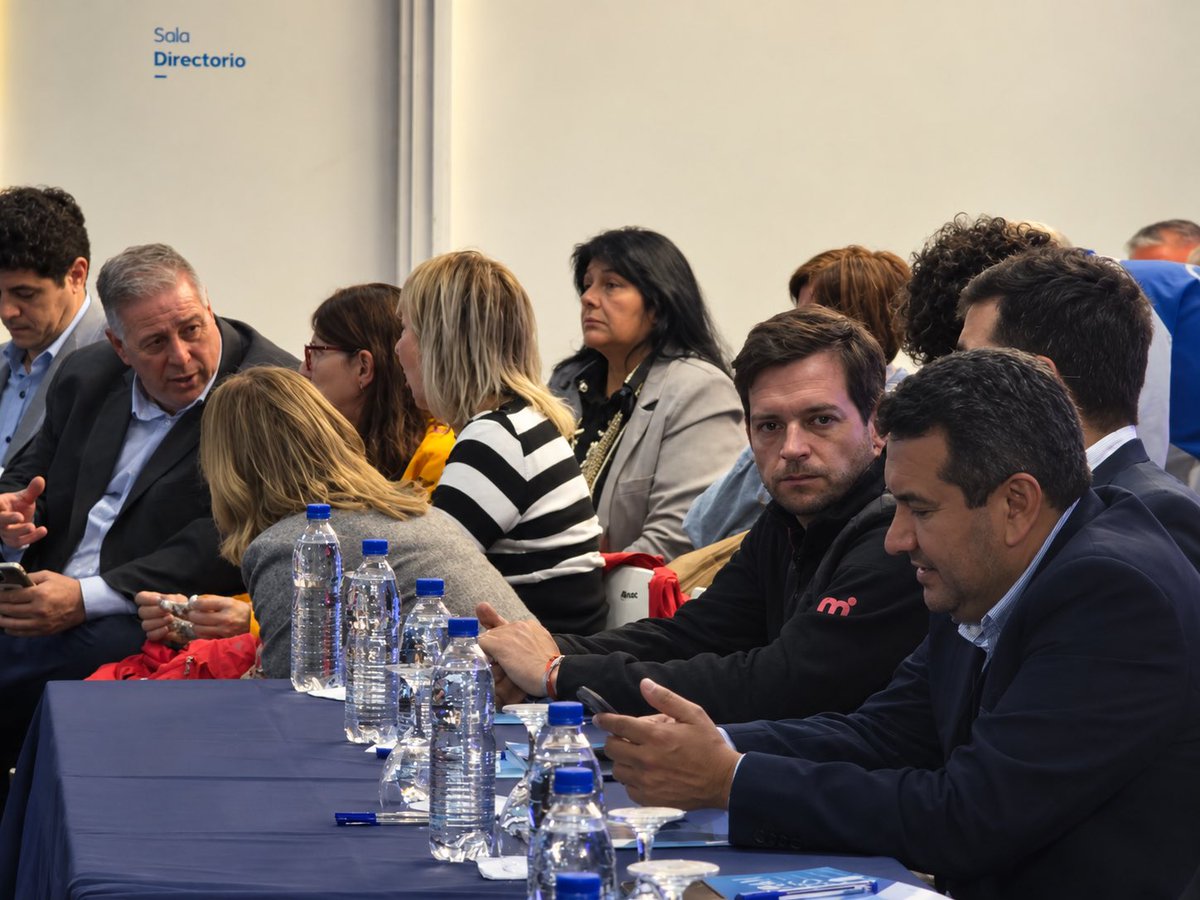 JuanoFabiani's tweet photo. Participamos junto a @CascallaresPJ de la Asamblea de la @FAMdeArgentina, compartiendo un encuentro con intendentas e intendentes de todo el país.

Felicitaciones a @FerEspinozaOK por la renovación y por seguir impulsando este espacio de encuentro y organización. https://t.co/andDzB0szp