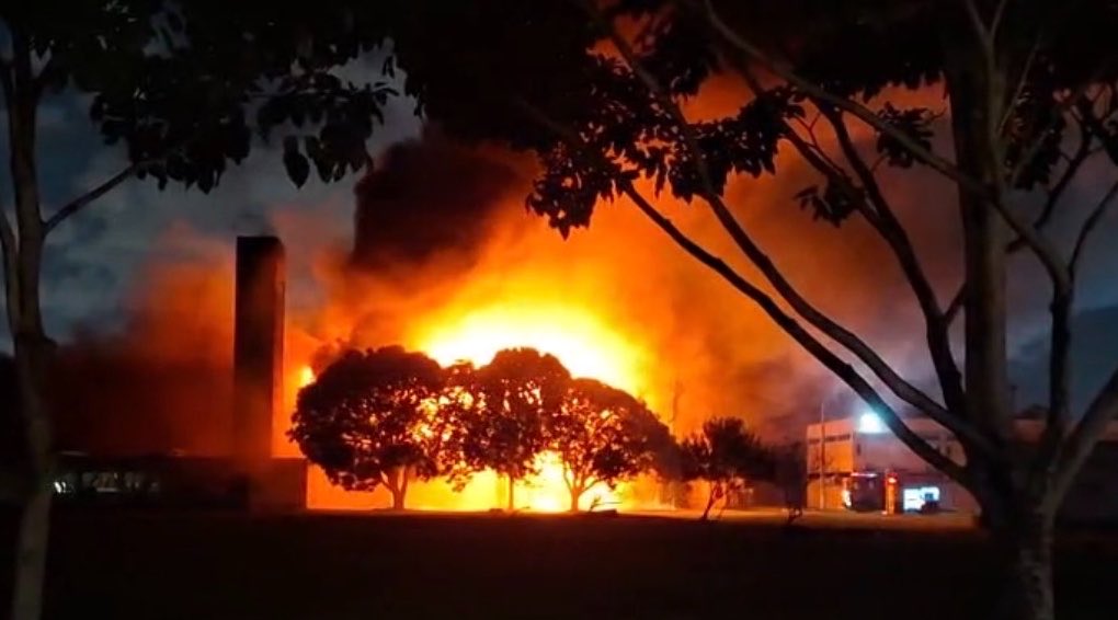 nelleclarice's tweet photo. Esse incêndio não foi acidental. Essa é a extrema direita, sem máscaras. Anos de projetos que agora são cinzas por conta desses animais. https://t.co/loxgbJPFqD