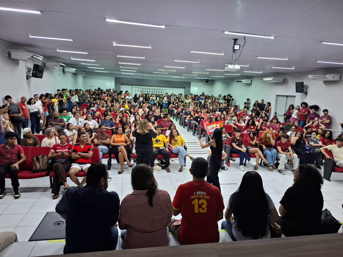 grelodeouro1's tweet photo. Começando o movimento estudantil aqui da UEMASUL. 
@AnaClar18816656  Faltou a senhora. https://t.co/ojrmz1ovdX
