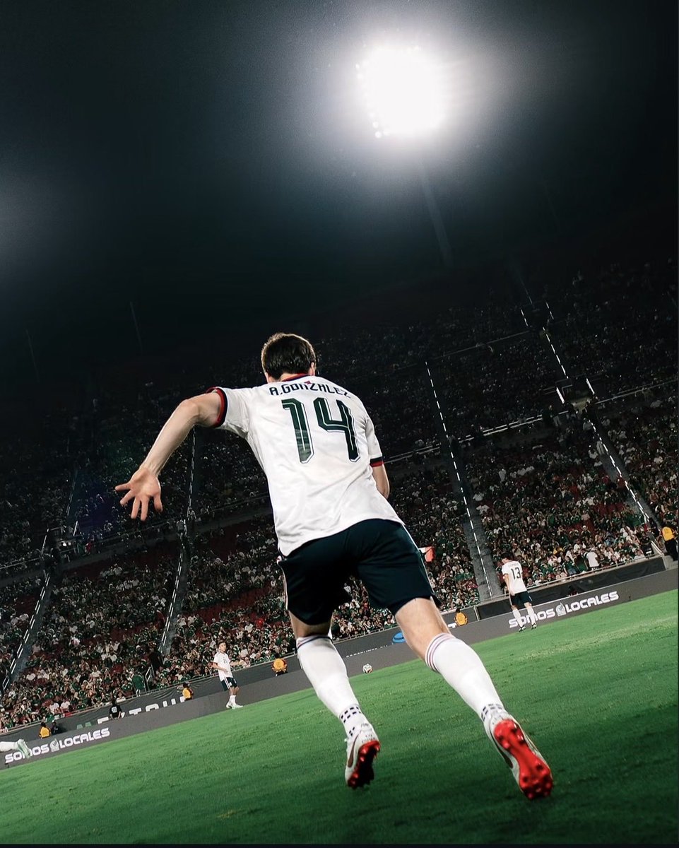 YeYa34H's tweet photo. Estamos concientes de que va a regresar al uniforme XL del olympicos y dejará los putishorts de la selección? https://t.co/pdQVUQADSG