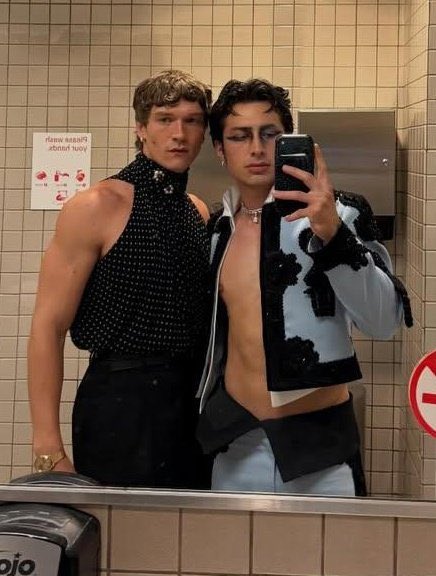 hudconnic's tweet photo. the fact that hudcon decided to take their first ever met gala bathroom selfie with each other and nobody else…🥹 https://t.co/STvmg9AvWK