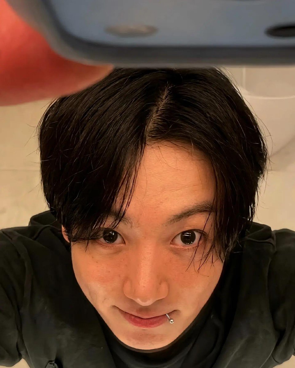 JEONKH_'s tweet photo. new boyfriend selcas https://t.co/wcic65CpLl
