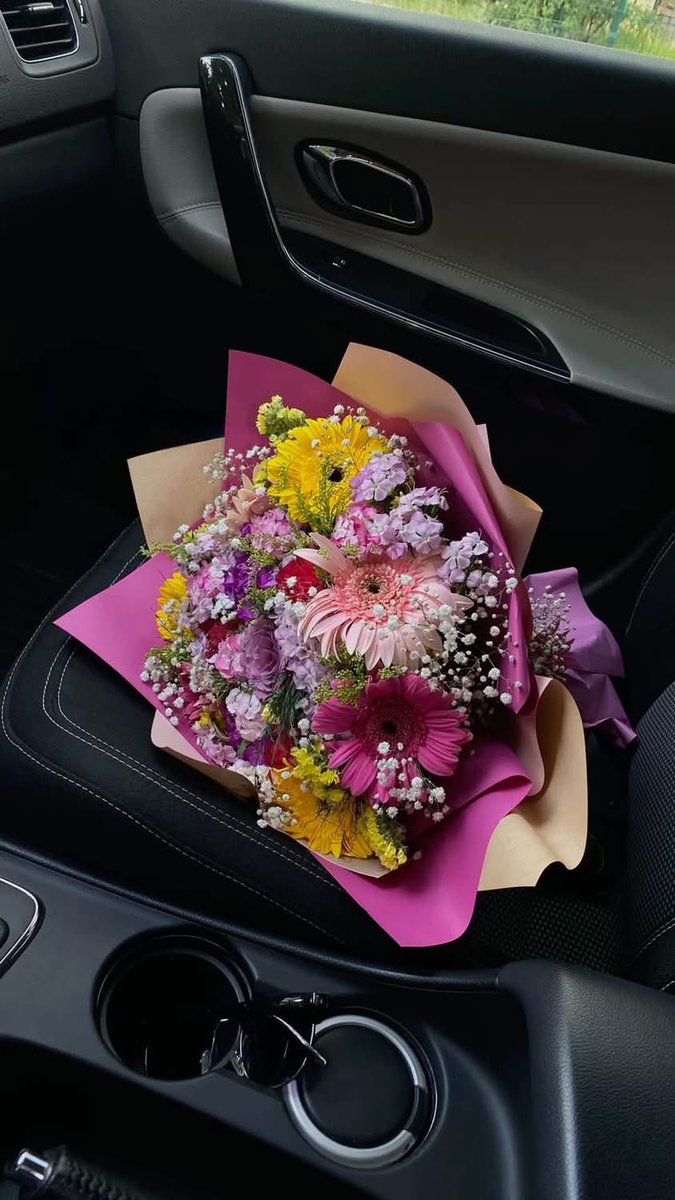 trendycentraal's tweet photo. Flowers waiting for you on the passenger seat on the first date >>> https://t.co/g6bdFFLEVo