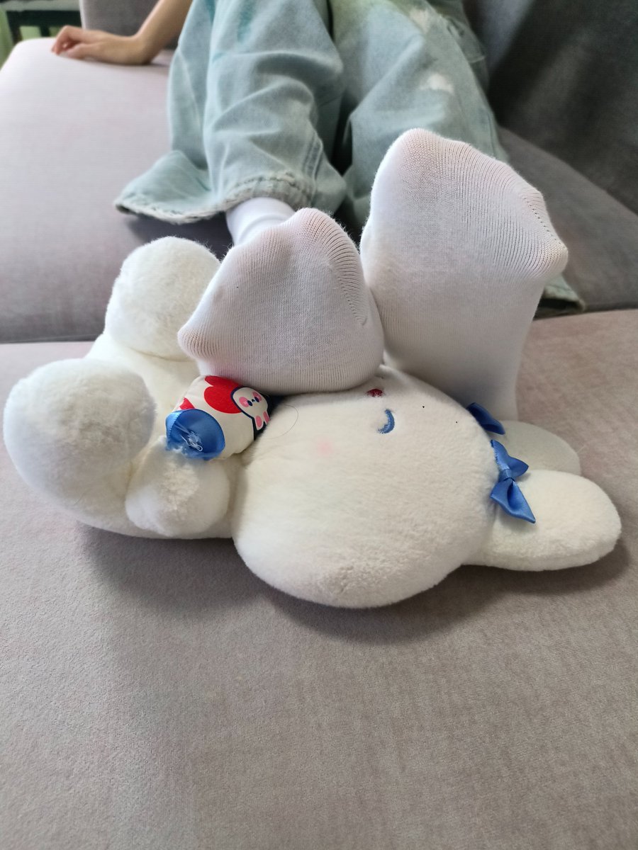 xiaobuove's tweet photo. 你同桌的脚 https://t.co/OQu9aIZLx3