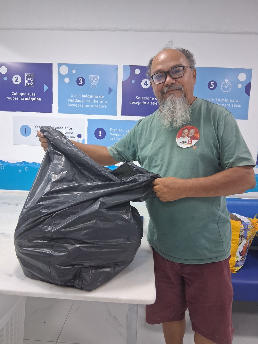 XicoAlexndre's tweet photo. Eu e meu saco preto. 

Mas, nada tenho a ver com Rogério Malvadeza Marinho, o coordenador de campanha do FLÁVI0 BOLS0NARO.

SEGUNDO TURNO É LULA https://t.co/UZR91w7mja