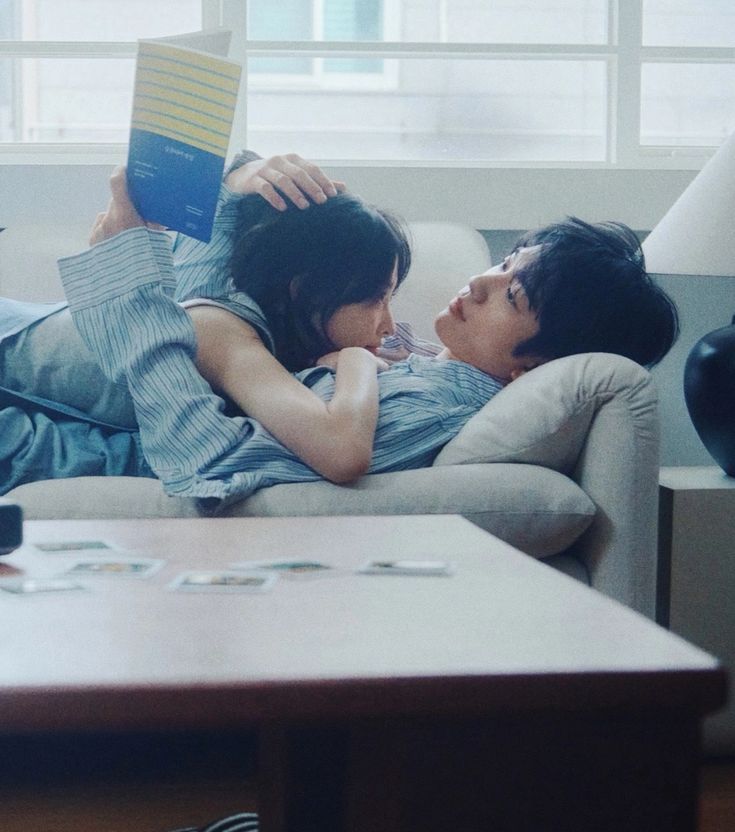 LesBiscuits's tweet photo. 24 days of drawing #masterpeace #주의평화 until Season 2 🥊🚬 Today, bedtime stories with Incheol and Pyeonghwa.. https://t.co/NNKqqABSzp