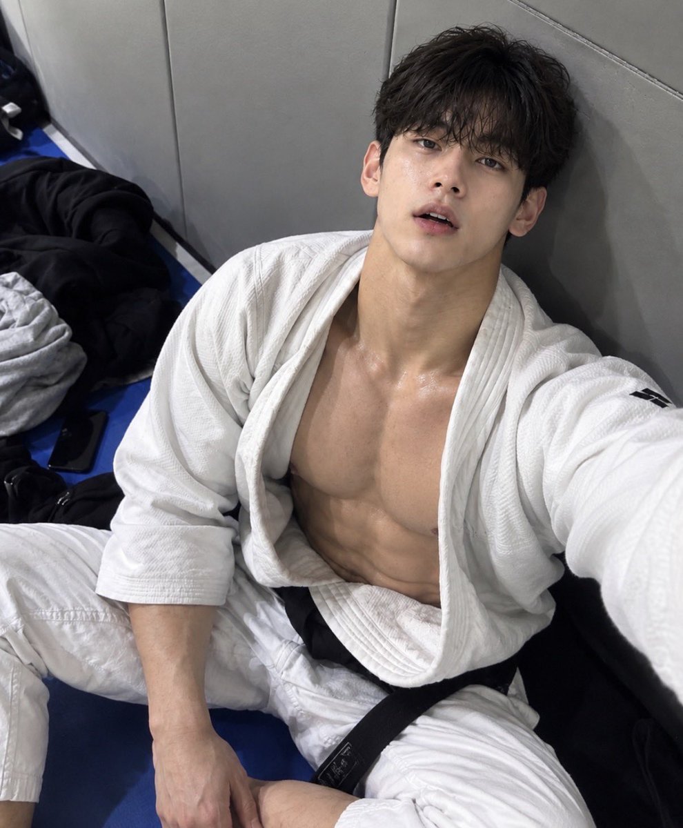 day_hyunwoo's tweet photo. Morning taekwondo done! 🥋 

Make sure to get about an hour of exercise every day, everyone!

#fyp https://t.co/mCKwOn70pn