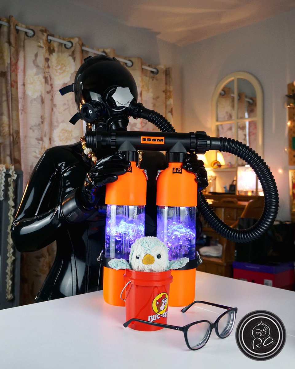 RChinguin's tweet photo. I am planning on perfecting the use if gas masks in my own Chinguiny way. All for the fun of October. 

Voice plate swap out and exhaust port accessory by @Gasmask_Factory

#heavyrubber #latex #latexdoll #latexgirl #shiny https://t.co/6EuCNeFfBD