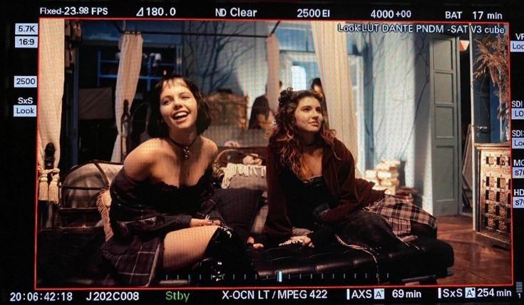 Fl0r4ne's tweet photo. 𝓜𝘦𝘶 𝓟𝘢𝘴𝘴𝘢𝘥𝘰 𝘯𝘰𝘴 𝘤𝘰𝘯𝘥𝘦𝘯𝘢. - Au florina

𝘊elina, uma vampira centenária, foi amaldiçoada por sua superiora, Elizabeta, que fez com que ela encontrasse sua alma gêmea em todas as reencarnações, e dessa vez ambas são cantoras em ascensão. https://t.co/DG99BbkcqG