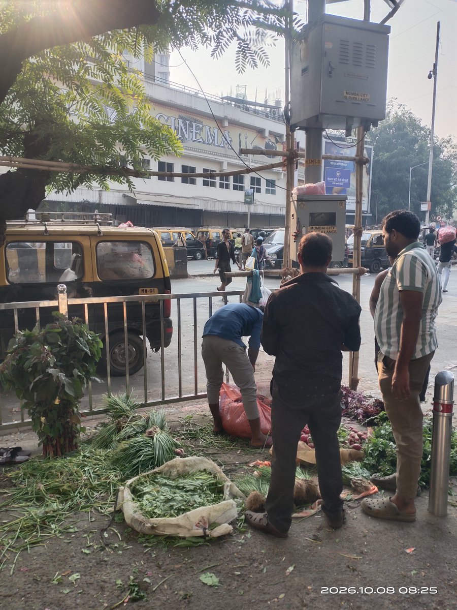 mumbaimatterz's tweet photo. Despite @mybmc's #PedestrianFirst initiative,

The Illegal Dadar Vegetable Market is spreading  far &amp; wide.

Now has taken over the footpath on the opposite side of Plaza Cinema on NC Kelkar Road.

#IllegalHawkers https://t.co/vioYaF4Etp