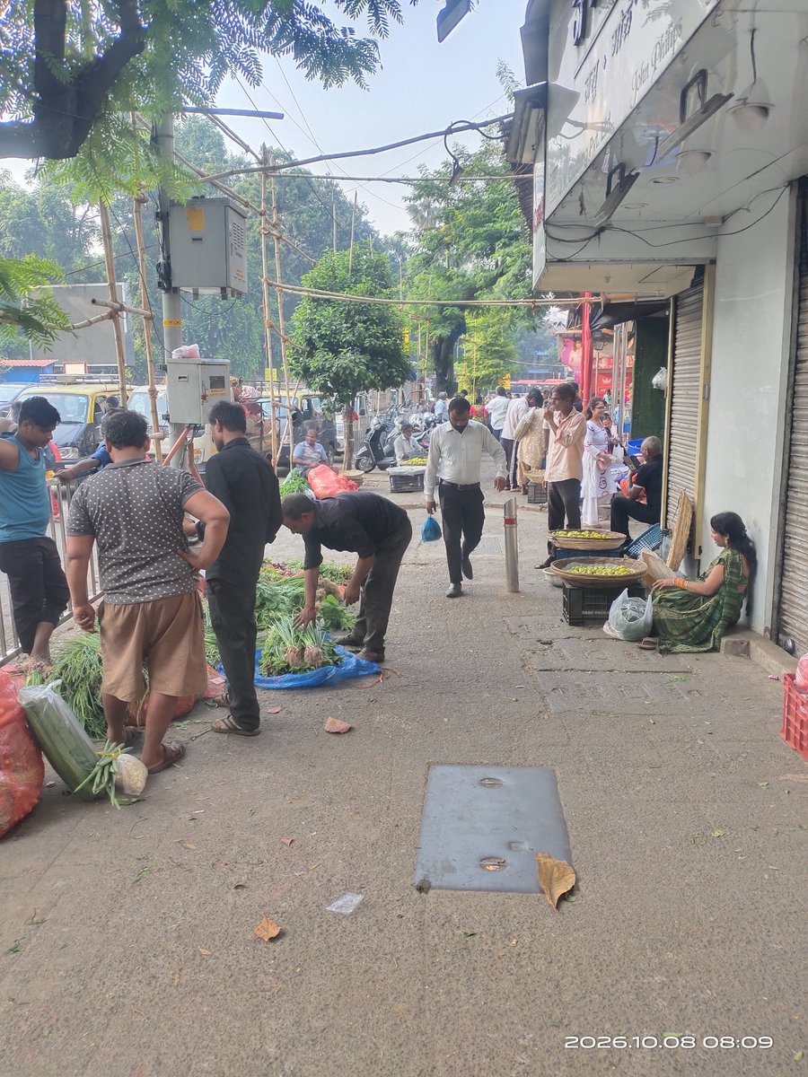 mumbaimatterz's tweet photo. Despite @mybmc's #PedestrianFirst initiative,

The Illegal Dadar Vegetable Market is spreading  far &amp; wide.

Now has taken over the footpath on the opposite side of Plaza Cinema on NC Kelkar Road.

#IllegalHawkers https://t.co/vioYaF4Etp