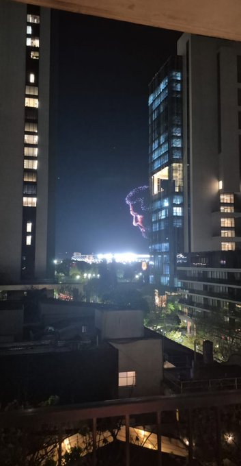 ResistenciaNac_'s tweet photo. Los drones formando la cara de Messi. Las luces del edificio formando la bandera.

Qué país del carajo que somos viejo🇦🇷 https://t.co/mHmEyphPup