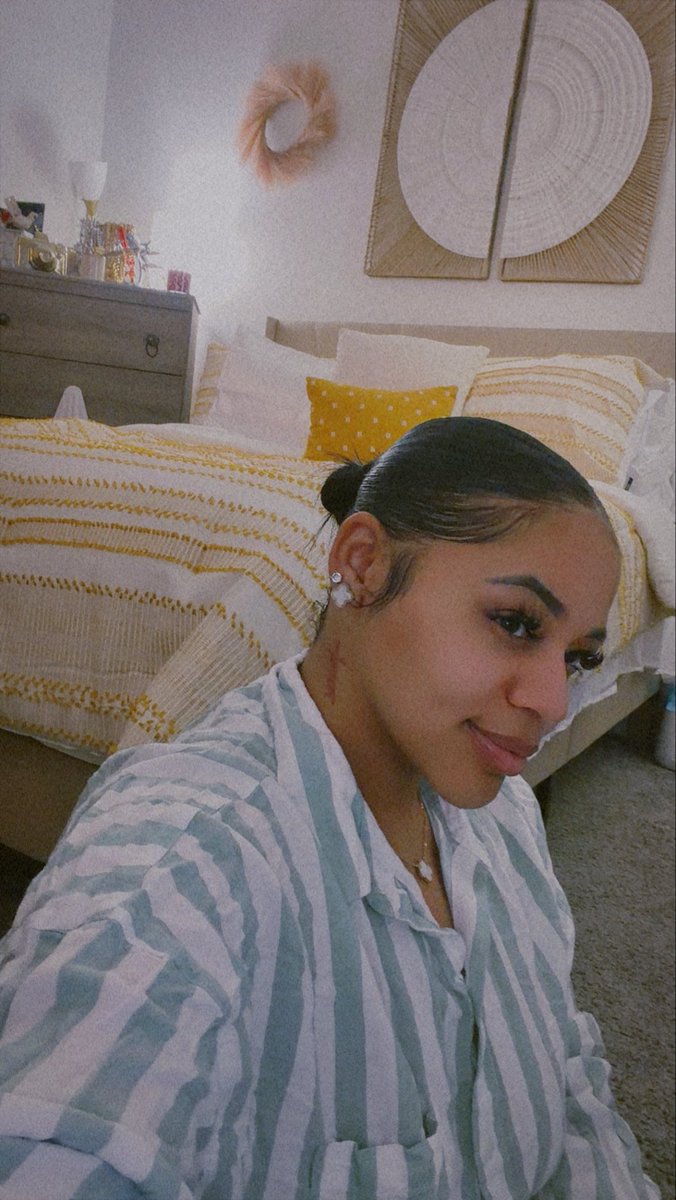 deeshawntology's tweet photo. a real chill girl 🙃 https://t.co/n0Y1IxxHaw