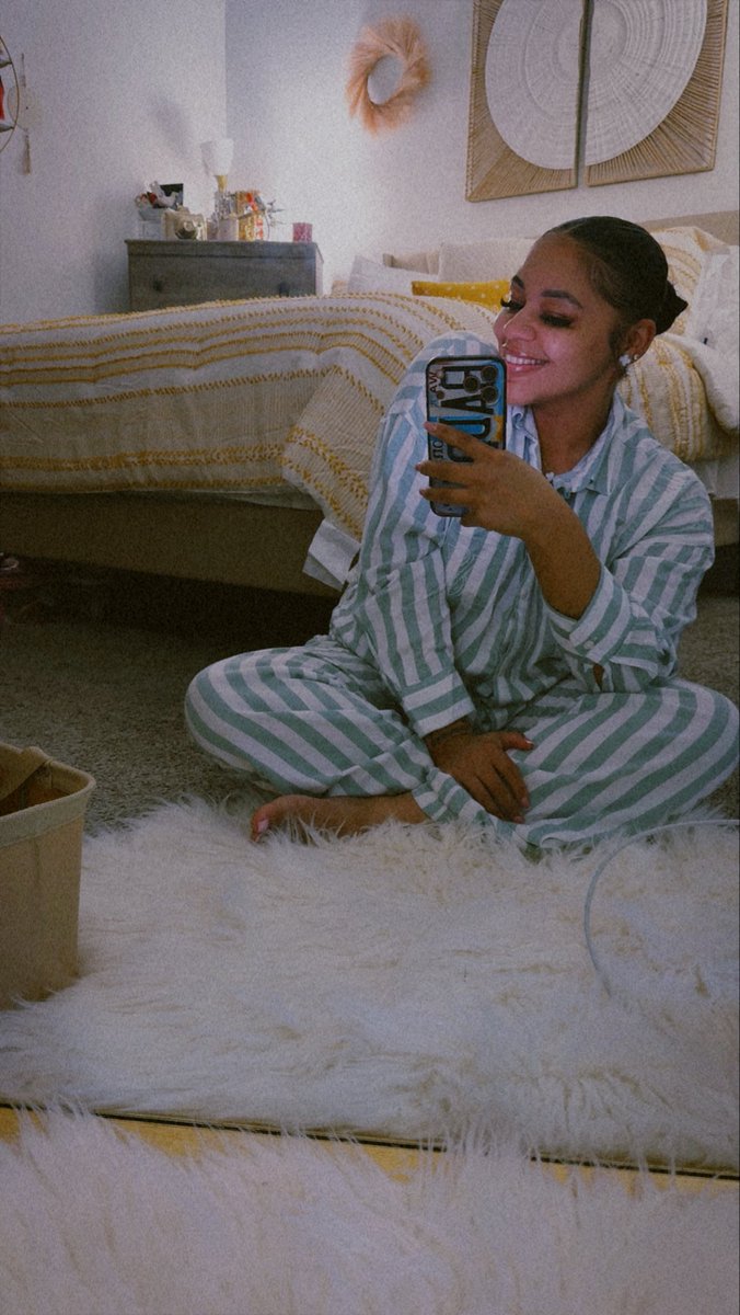 deeshawntology's tweet photo. a real chill girl 🙃 https://t.co/n0Y1IxxHaw