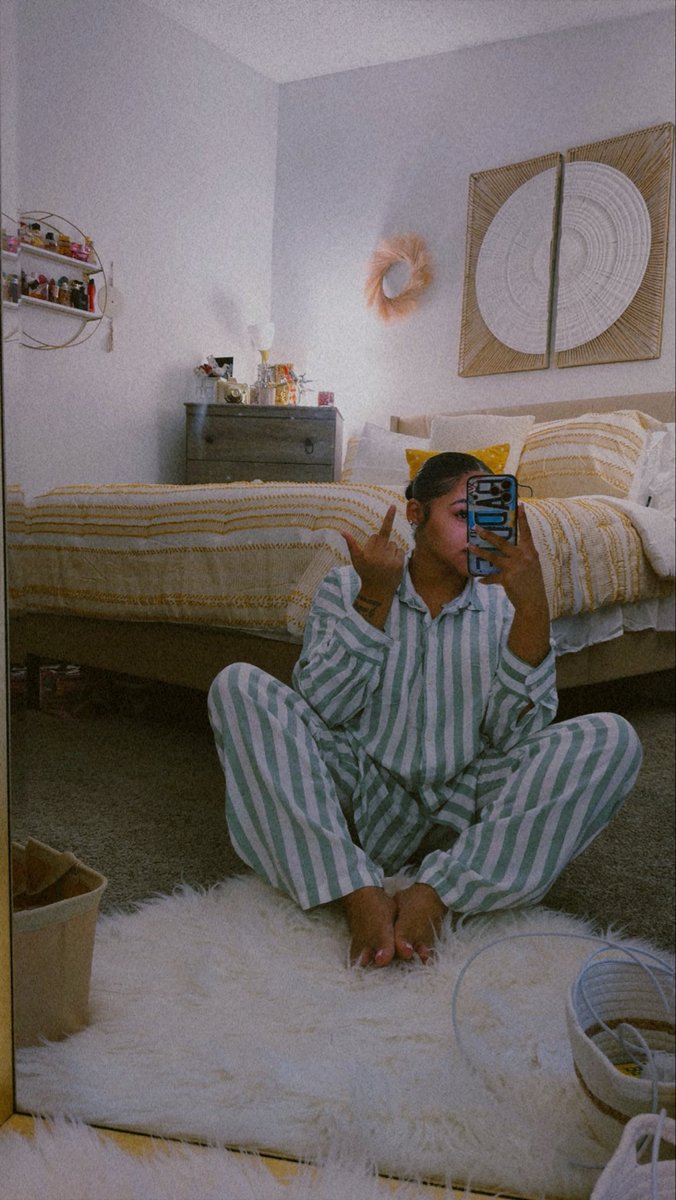 deeshawntology's tweet photo. a real chill girl 🙃 https://t.co/n0Y1IxxHaw
