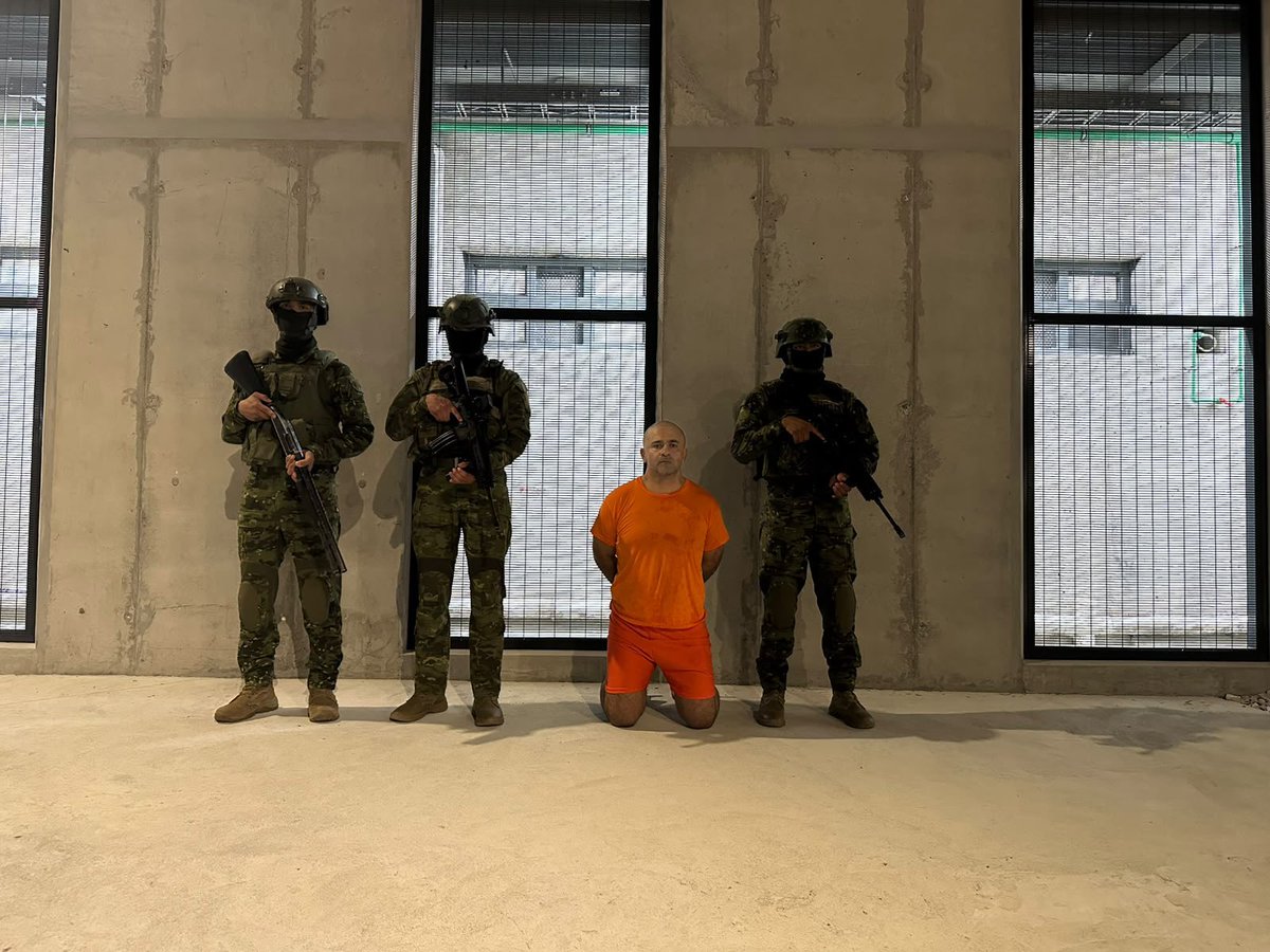 JohnReimberg's tweet photo. Este ex policía traicionó su uniforme y al país. 
Cero impunidad. https://t.co/gWMrBHxbkw