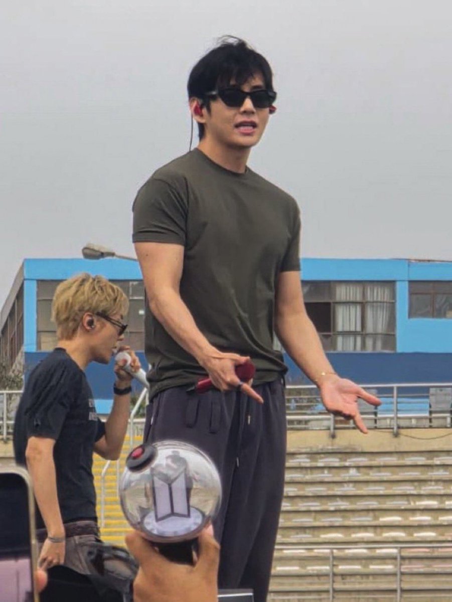 layovermoods's tweet photo. LOOK AT TAEHYUNG HE’S SO HOT https://t.co/jHKwlicCIz
