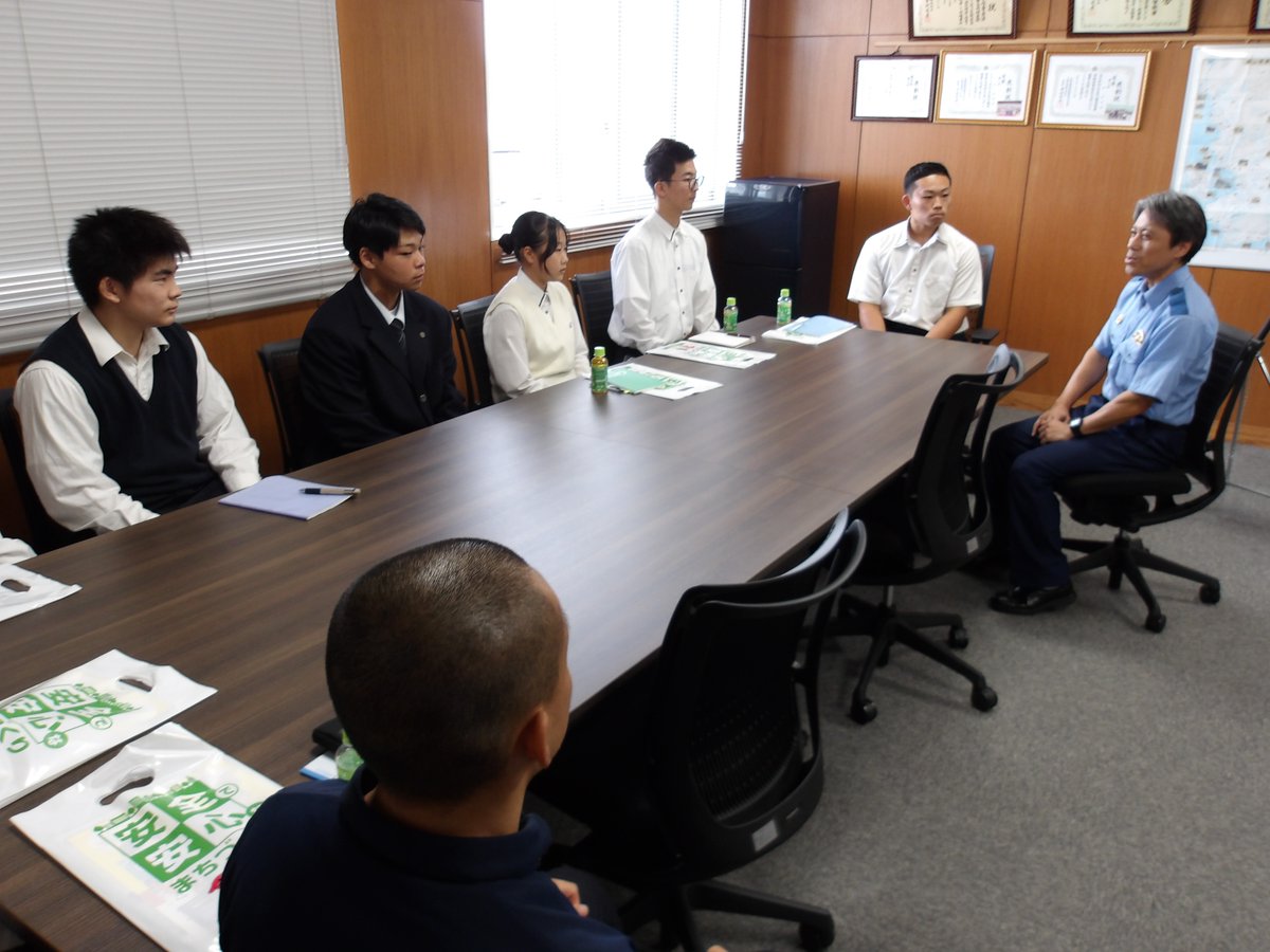 TateyamaPolice's tweet photo. 【警察署見学】

管内の高校生を対象に、警察署見学を開催！

各課見学や鑑識体験、署長・署員との懇談会を通じて、
警察のさまざまな仕事に触れてもらいました。

＃千葉県警察 ＃採用 ＃新卒 ＃転職 ＃公務員
＃未来の警察官へ https://t.co/NaH4ySY8R1