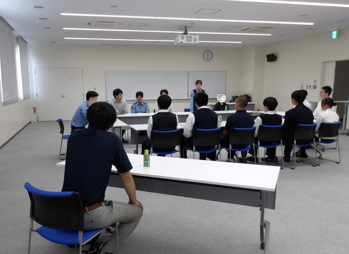 TateyamaPolice's tweet photo. 【警察署見学】

管内の高校生を対象に、警察署見学を開催！

各課見学や鑑識体験、署長・署員との懇談会を通じて、
警察のさまざまな仕事に触れてもらいました。

＃千葉県警察 ＃採用 ＃新卒 ＃転職 ＃公務員
＃未来の警察官へ https://t.co/NaH4ySY8R1