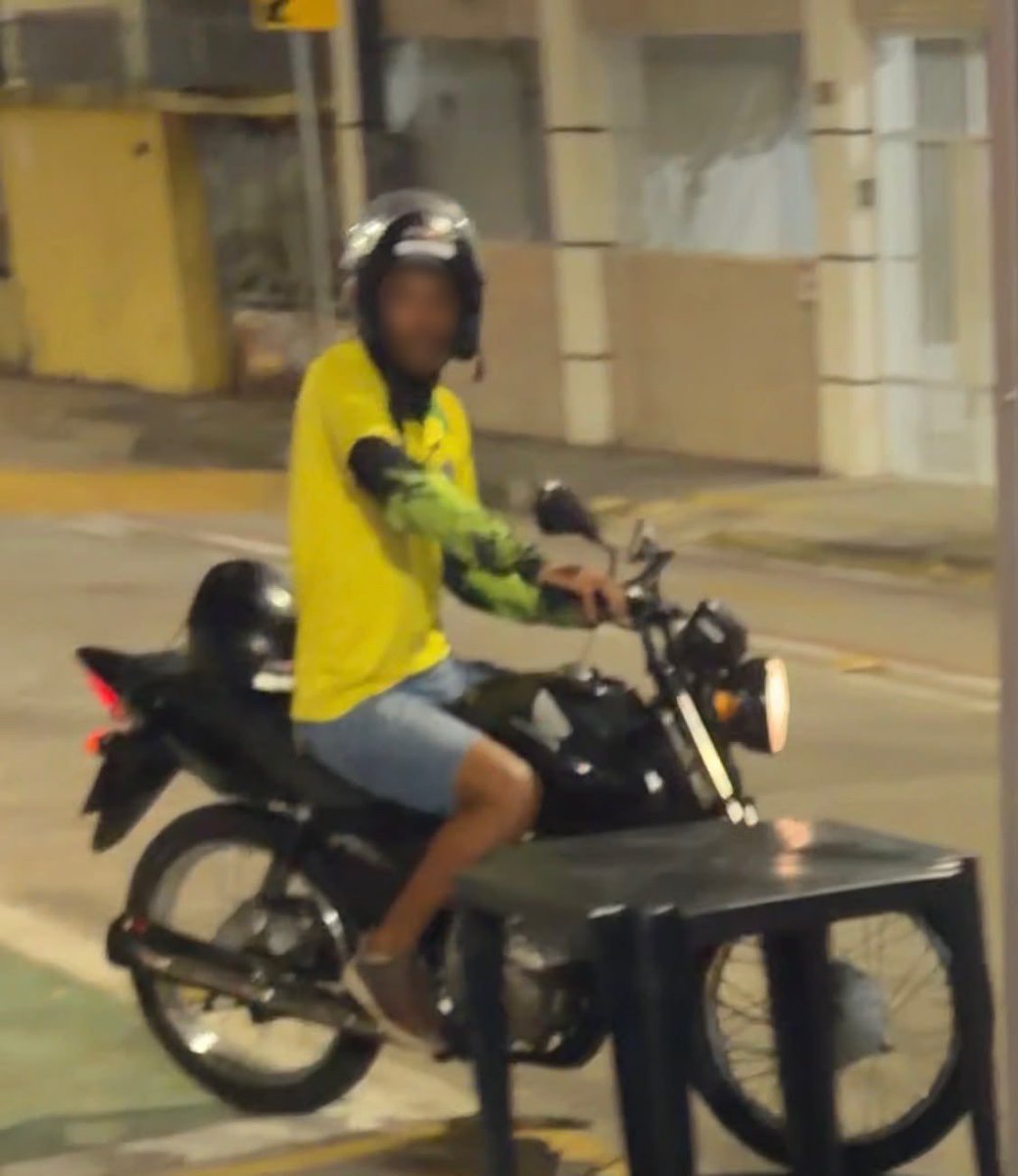 lincosns's tweet photo. 🚨 ALERTA GATILHO 🚨

ontem postei um relato no meu ig da HOMOFOBIA que sofri aqui em fortaleza e decidi trazer pra cá.
a situação aconteceu na madrugada do dia 15 de agosto, na praça da gentilândia (no benfica) em frente a uma hamburgueria + https://t.co/iG2g72cBtJ