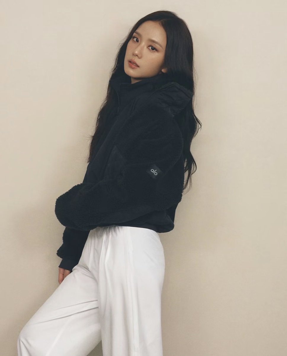RaeKaeli's tweet photo. ALO updated a post with JISOO. 
“Finishing touches. JISOO in Sherpa Edge Bomber.”
Just when you think winter couldn’t be colder when JISOO’s making it hotter for us! 🥵 🔥 

Link:
https://t.co/gHdY2X4nu8 https://t.co/6krw7MUtz7