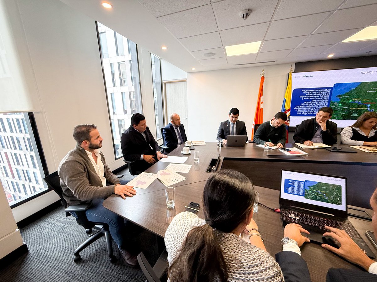 ErasmoZB's tweet photo. ¡Las buenas noticias para nuestro departamento no paran! @InviasOficial intervendrá próximamente el paso urbano de Lorica, una vía que se necesita para seguir impulsando el turismo y que toda la zona del Bajo Sinú y la Costanera crezcan en oportunidades. 🚀

También avanzaremos en otros proyectos importantes para Córdoba, como la Ruta del Plátano, la Ruta del Marañón y le meteremos todo el acelerados al corredor Moñitos–Santa Lucía, además de impulsar la Transversal del Sur, una conexión estratégica que nos unirá con Antioquia y los puertos de Urabá. 🛣️

Hoy salimos de Invías con soluciones. Gracias, director @juancamilostos, y al Gobierno Nacional por la voluntad para hacer que las cosas pasen y llevar a las regiones las obras que se necesitan.💙🤍💚