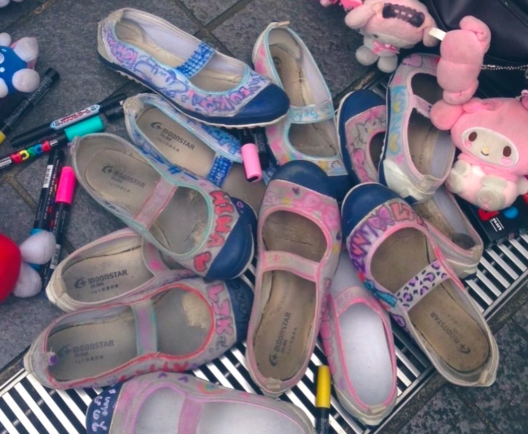 soxyogore's tweet photo. #靴下 #靴下フェチ #足フェチ  #上履き #上履きフェチ #dirtyshoes https://t.co/9W0TmwPk7U