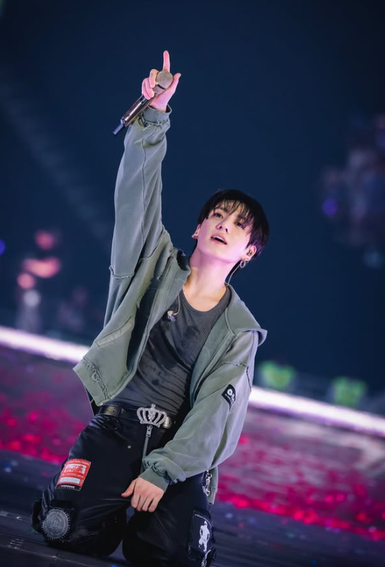Kpop_Herald's tweet photo. .@bts_bighit’s Jungkook has earned a UK platinum certification for “Seven.” 💿

The BPI award marks 600,000 units. The 2023 single previously peaked at No. 3 on the UK singles chart.

#BTS #JUNGKOOK #Seven https://t.co/ph95fFnhj2