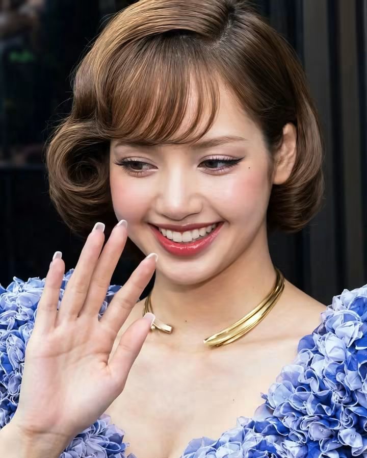 blink87151's tweet photo. @LALISA_twts @LouisVuitton @LVMH @wearelloud LISA LOUIS VUITTON SS27
#LISA #LISAxLVSS27
#LISAxLouisVuitton https://t.co/UeJmYK4C3r