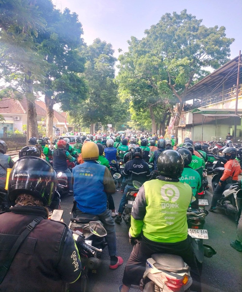 hellobiw's tweet photo. Kena phk, nunggu panggilan kerja, yang gabut sambil kuliah, araya didieu. wkwkwk

Jalur tercepat dan mudah emang jadi ojol, Semangat Pagi Wargi Bandung https://t.co/IilBkTTaxH