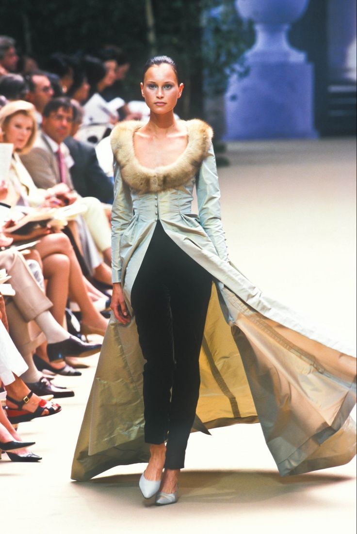 _ArchiveFashion's tweet photo. Pierre Balmain F/W 1998 Haute Couture by Oscar de la Renta https://t.co/gxchwDpYOR